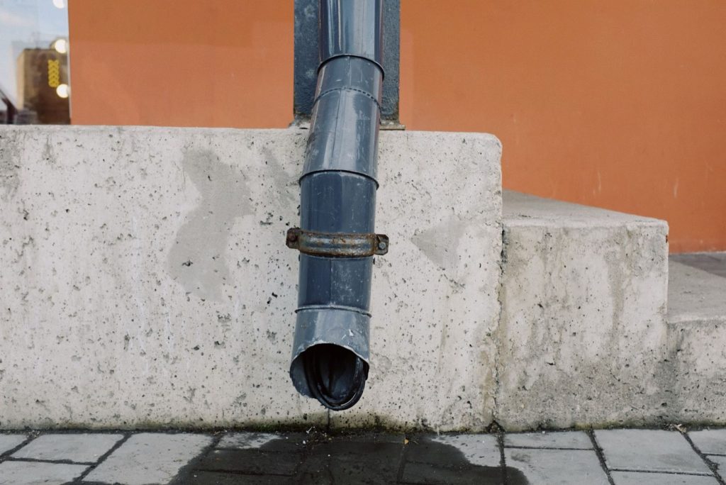 Installer un récupérateur d'eau de pluie simple et légal