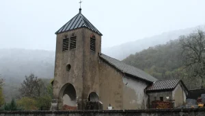 Une petite chapelle de village en pierre au toit d'ardoise, dans les collines de l'Ain