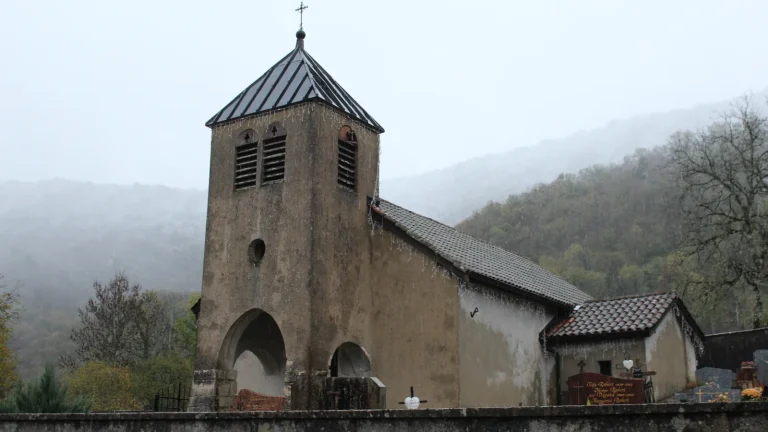 Une petite chapelle de village en pierre au toit d'ardoise, dans les collines de l'Ain