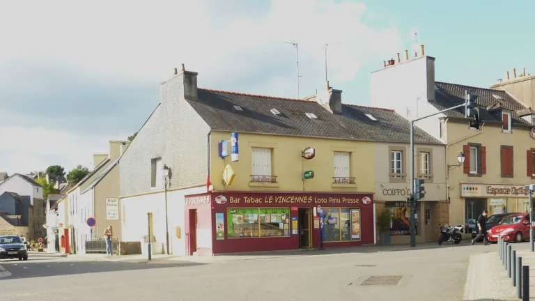 Les commerces et maisons du centre du bourg de Daoulas, dans le Finistère