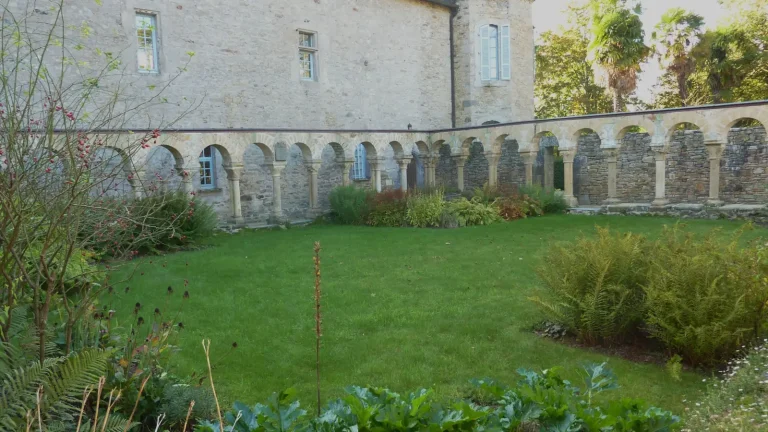 Le cloître et l'aile de l'abbaye de Daoulas avec sa pelouse