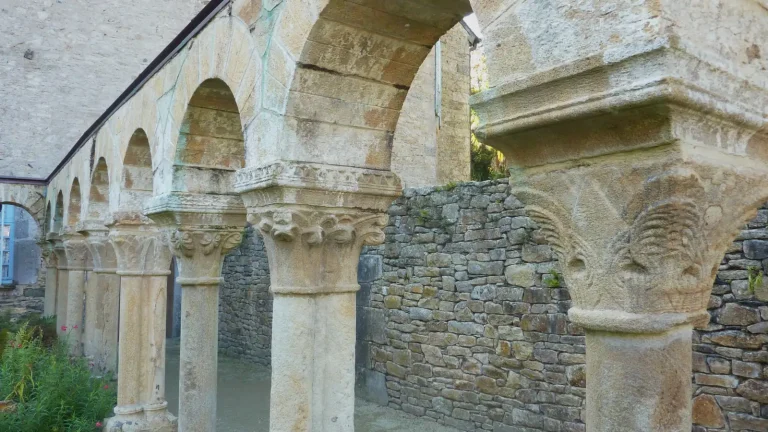 Les arcades et chapiteaux du cloître de l'abbaye de Daoulas