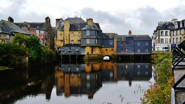 Le pont habité de Rohan à Landerneau reflété dans l'Elorn