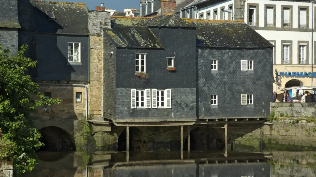 Les maisons à pans d'ardoise du pont habité de Rohan, à Landerneau