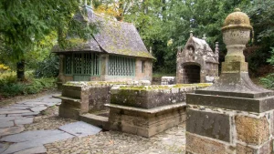 La fontaine de dévotion et sa petite chapelle de granit près de l'abbaye de Daoulas