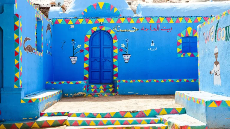Les façades colorées et peintes d'un village nubien, près d'Assouan en Égypte
