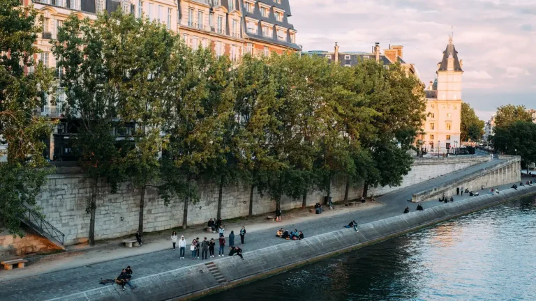 Des promeneurs sur les quais de la Seine, à Paris