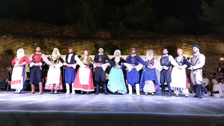 Des danseurs en costume traditionnel lors d'une fête crétoise en Grèce