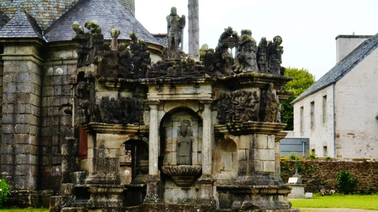 Le calvaire sculpté de l'enclos paroissial de Guimiliau devant la chapelle, en Finistère