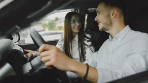 Un conducteur et une passagère partagent le trajet dans la même voiture