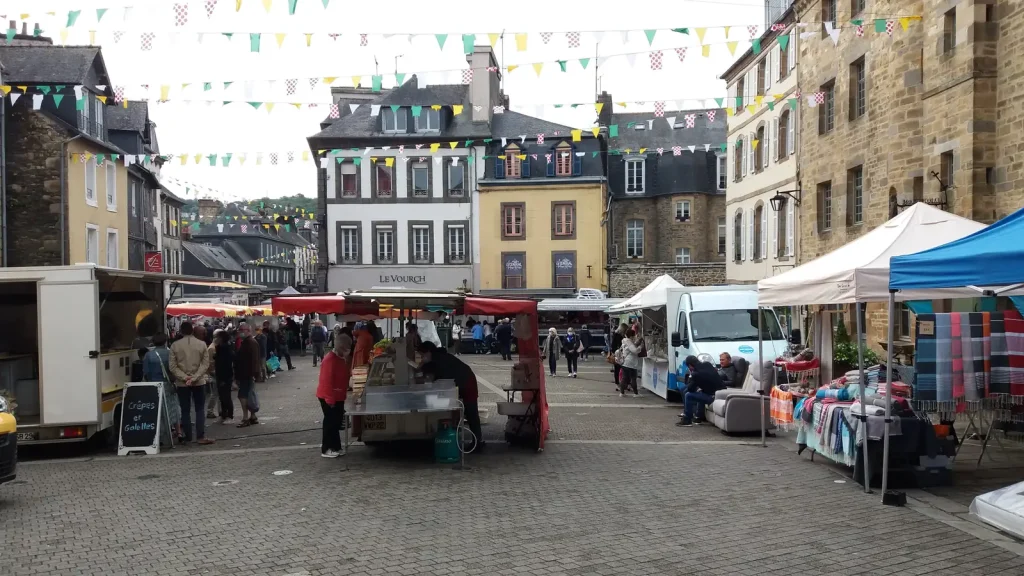 Les étals du marché sur la place Général-de-Gaulle à Landerneau, au bord de l'Elorn
