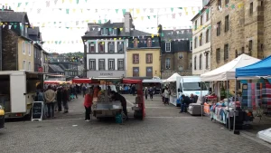 Les étals du marché sur la place Général-de-Gaulle à Landerneau, au bord de l'Elorn