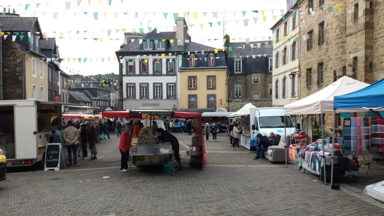 Les étals du marché sur la place Général-de-Gaulle à Landerneau, au bord de l'Elorn