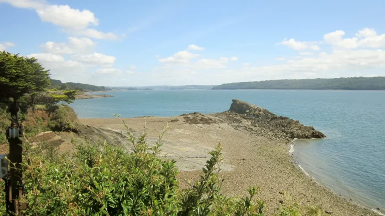 La grève rocheuse de Logonna-Daoulas et la rade de Brest à marée basse